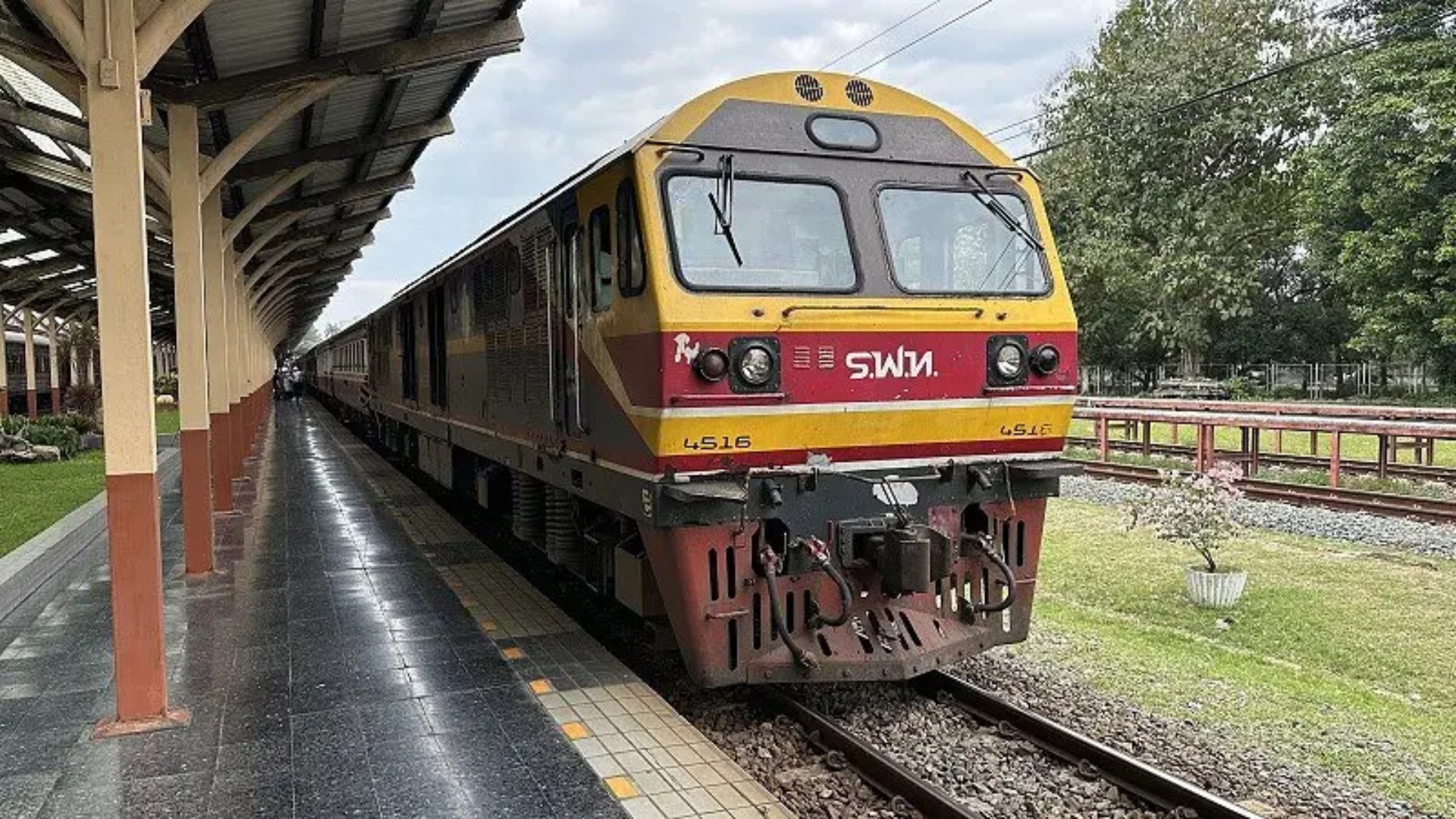 クルンテープ・アピワット駅（旧：バンス―中央駅）出発